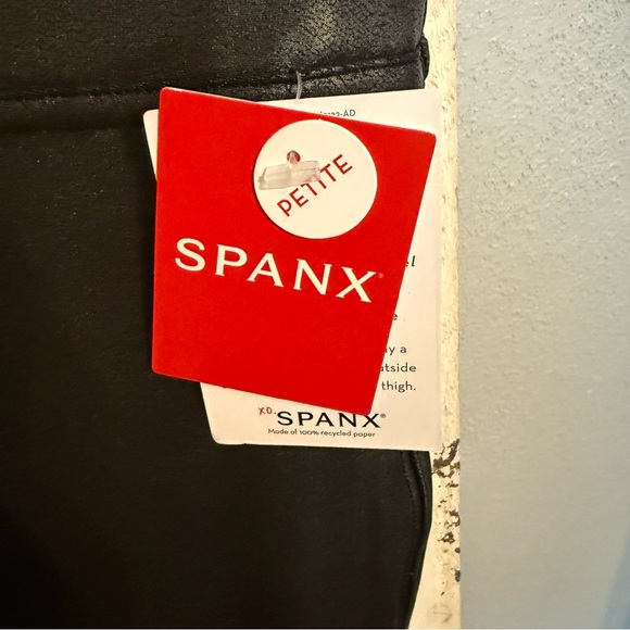 NWT SPANX Women Size M Petite Faux Leather Black Leggings - Picture 3 of 9